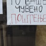 A sign on a glass door that says to baile yybeho to